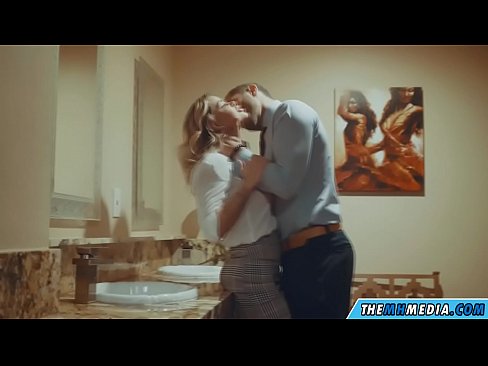 ❤️ Nalika pirang busty seduces anjeun dina restroom umum ☑ porno geulis di urang ❌️